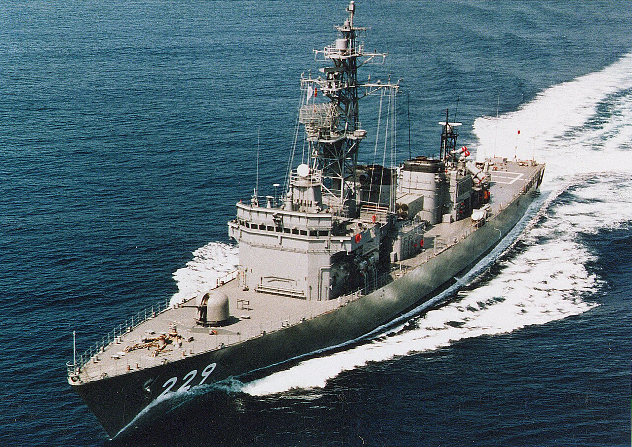JS Abukuma (DE-229) (3).jpg